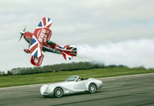 Morgan Aero 8 сразился с бипланом