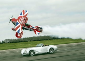 Morgan Aero 8 сразился с бипланом
