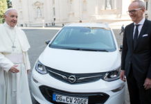 Папа Римский пересел на электрический Opel