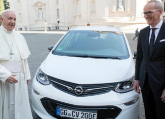 Папа Римский пересел на электрический Opel