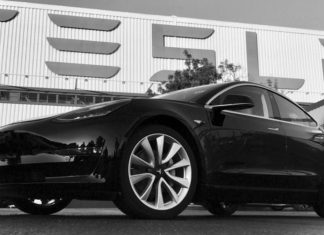 Первая Tesla Model 3 досталась Илону Маску