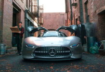 Бэтмен оседлал суперкар Mercedes-AMG