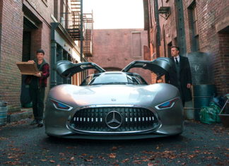 Бэтмен оседлал суперкар Mercedes-AMG