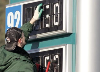 Цены на заправках продолжили снижение