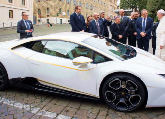 Папа Римский продал свой Lamborghini