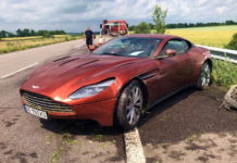 На трассе Харьков—Днепр бросили Aston Martin за 8,5 млн гривен
