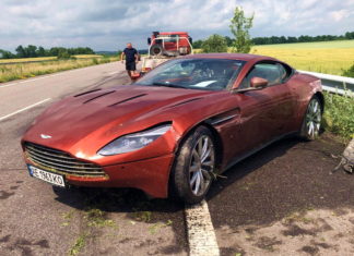 На трассе Харьков—Днепр бросили Aston Martin за 8,5 млн гривен