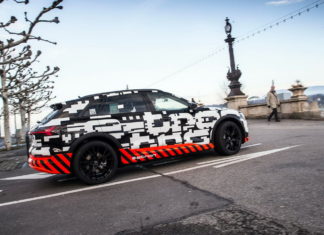 Электрокроссовер Audi E-Tron: дисплеи даже в дверях