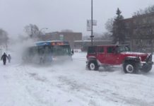 Как две Toyota и Jeep спасли автобус из снежного плена (ВИДЕО)
