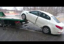 Водитель такси угнал авто прямо с платформы эвакуатора (ВИДЕО)