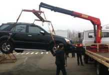 В Киеве начали эвакуировать неправильно припаркованные авто