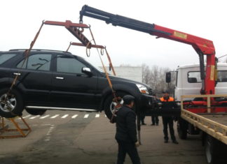 В Киеве начали эвакуировать неправильно припаркованные авто