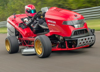 Блондинка на газонокосилке уделала гиперкар Bugatti Chiron Mean Mower V2