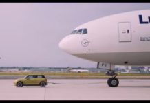 Электрический MINI отбуксировал 150-тонный Боинг