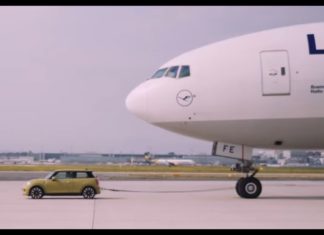 Электрический MINI отбуксировал 150-тонный Боинг