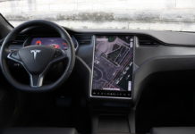 В электрокарах Tesla будут крутить кино