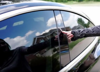 Хозяйка Теслы вживила чип-ключ в руку Tesla chip