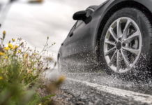 Как удержать автомобиль на мокрой дороге aquaplaning
