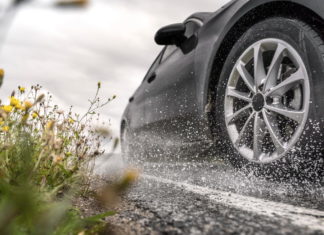 Как удержать автомобиль на мокрой дороге aquaplaning