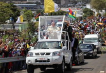 Папа Римский пересел на бюджетный пикап PapaMobil