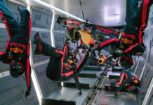 Посмотрите, как болид Формулы-1 переобулся в невесомости Red Bull