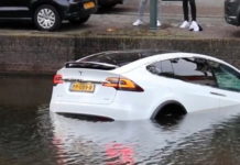 Тесла села в глубокую лужу Tesla