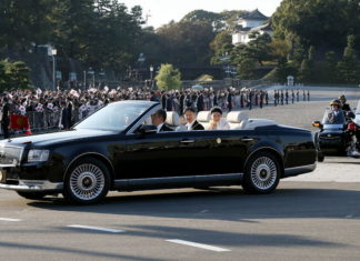 Новый император Японии променял Роллс-Ройс на Тойоту toyota-century-convertible