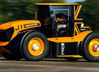 Смотрите, как 1000-сильный трактор разгоняется до 241 км/ч Tractor