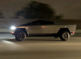 Как Илон Маск на Tesla Cybertruck в ресторан съездил Tesla Cybertruck