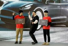 Илон Маск сплясал на открытии завода Tesla. Смотрите, как это было Elon Mask dance