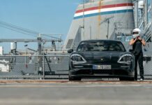 Смотрите, как разогнаться до 145 км/ч и успеть затормозить на палубе авианосца