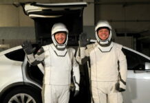 По заоблачному тарифу: Tesla подрядилась в такси для астронавтов Tesla astro