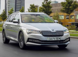Первый тест Skoda Superb iV: 215 лошадей и 30 км на электротяге Skoda Superb iV