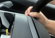 Самый безопасный автомобиль: у Tesla Model 3 на ходу отвалился руль Tesla Steering wheel