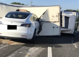 Tesla на автопилоте врезалась в лежащий грузовик, а виноват только водитель Tesla autopilot