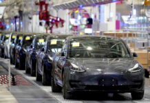 Скрипит и облазит: владельцы рассказали о проблемах с Tesla Tesla prom