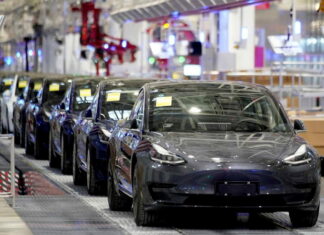 Скрипит и облазит: владельцы рассказали о проблемах с Tesla Tesla prom