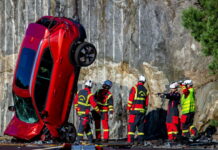 Выбросил в пропасть: смотрите, зачем Volvo расколошматил 10 новеньких авто Volvo crash
