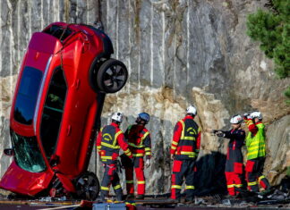 Выбросил в пропасть: смотрите, зачем Volvo расколошматил 10 новеньких авто Volvo crash