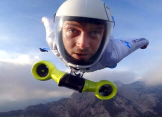 До 300 км/ч: взгляните на испытания летающего костюма BMW Wingsuit BMW