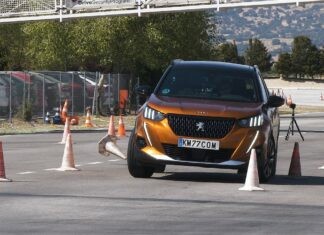 Смотрите, как новый Peugeot 2008 проходит лосиный тест Peugeot 2008