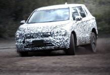 Новый Mitsubishi Outlander впервые показали вживую. Названа дата премьеры Mitsubishi Outlander