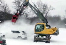 Посмотрите, как экскаватор Volvo за секунды очищает заснеженные авто Volvo