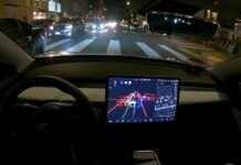Мимо пролетают дорогие лимузины: прогулка на автопилоте по ночному городу Autopilot Tesla