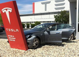 Tesla придумала, как заставить пристёгиваться всех водителей Tesla belt
