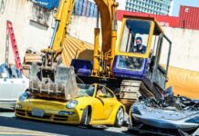 Взгляните, как уничтожают редкие суперкары (видео) crash supercars