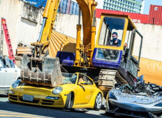 Взгляните, как уничтожают редкие суперкары (видео) crash supercars