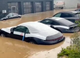Всемирный потоп: ушли под воду новенькие Audi и Porsche (видео) Porsche-Dealership-Flood