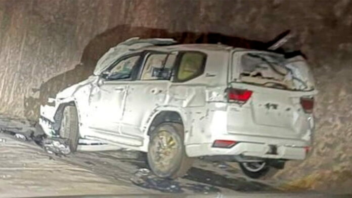 Toyota Land Cruisers crash 1 Toyota Land Cruisers crash