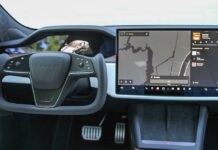 «Крутите это сами!» – эксперты пришли в ужас от нового руля Tesla tesla model s steering wheel